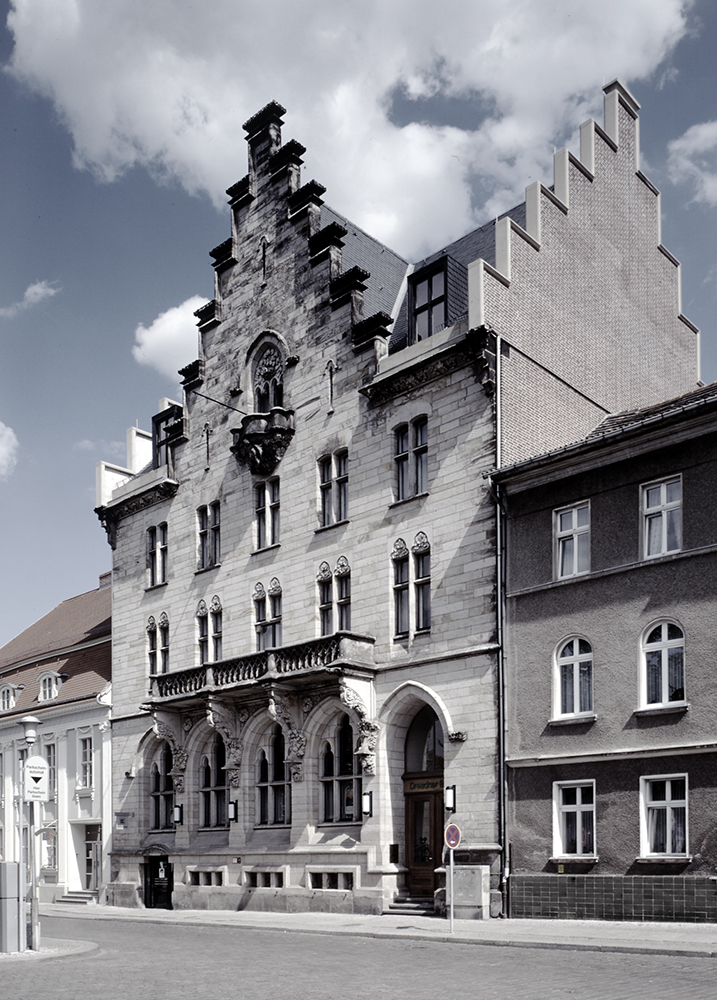 Historische dreigeschossige Fassade des ehemaligen Reichsbankgebäudes.