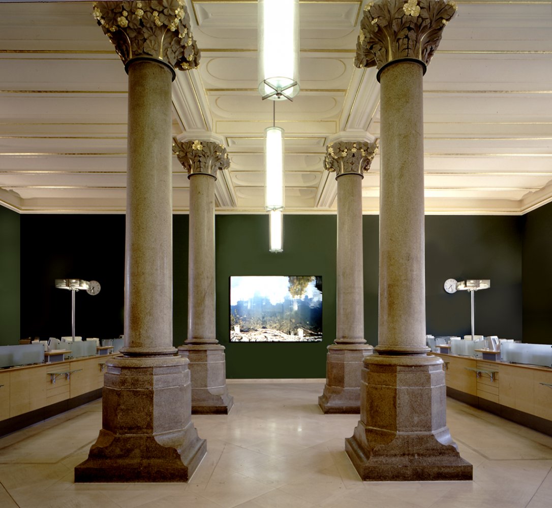 Blick in der Kundenhalle vorbei an großen Marmorsäulen zu den Seitlichen Bankschaltern..